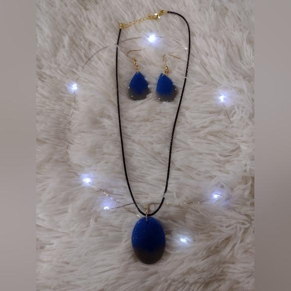 Epoxy resin necklace and earrings set - Picture 3 of 3